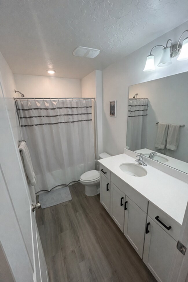 Building Photo - Gorgeous Townhome!!!