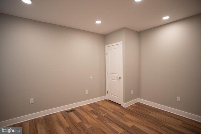 Building Photo - Large 3 bedroom with powder room on 1st fl