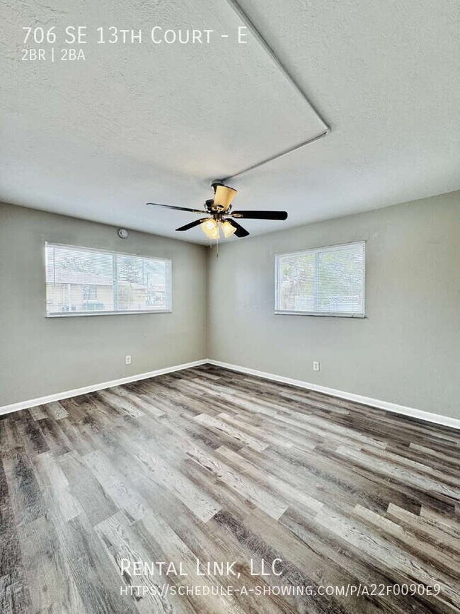 Building Photo - 706 SE 13th Ct