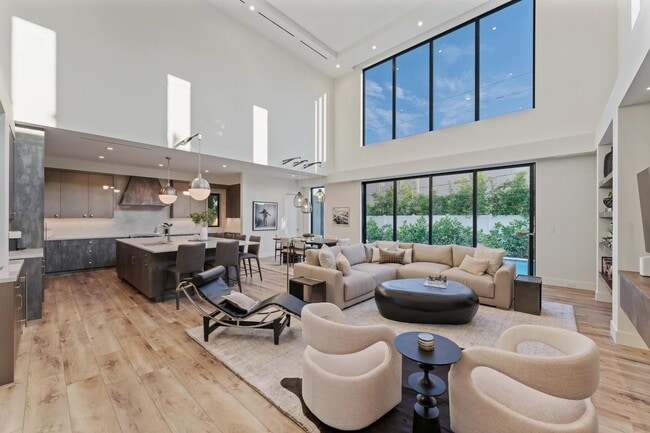 Building Photo - 214 28th St