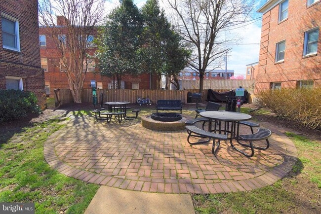 Building Photo - 718 S Washington St