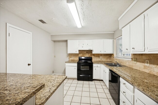 Building Photo - 7323 Wovenwood Ln