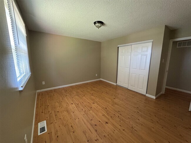 Building Photo - 1161 Saratoga Dr