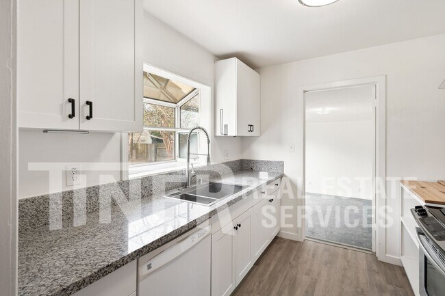 Building Photo - 2407 Sandringham Rd