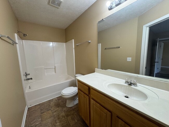 Building Photo - Spacious 3 bedroom, two bathroom home close to GM, Magna and Industrial Park