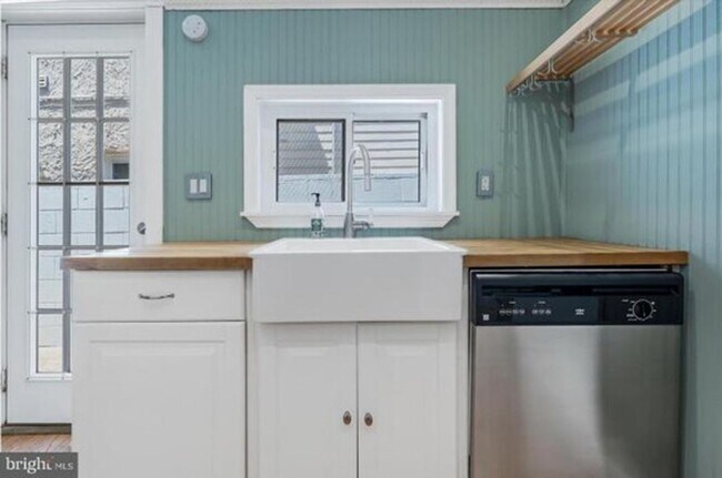 Building Photo - Enchanting Fells Point SFH 2bd/1.5ba w/ CAC, Modern Features, W/D and more! Available now