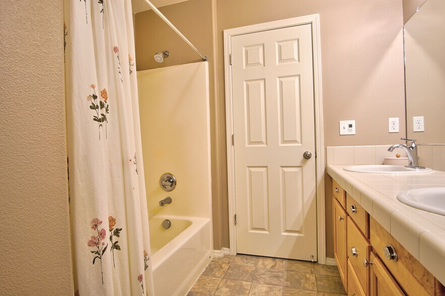 Building Photo - 2727 N Crater Ln