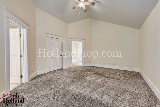 Building Photo - Great, Spacious & Inviting Home in the Heart of Milwaukie! Move-in Special DISCOUNT of $200!!!