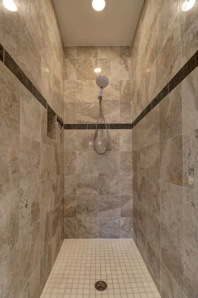 Building Photo - Incredible Home with Lake Views!