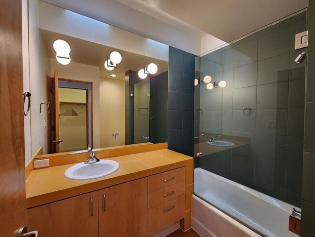 Building Photo - 617 Avenida Colima