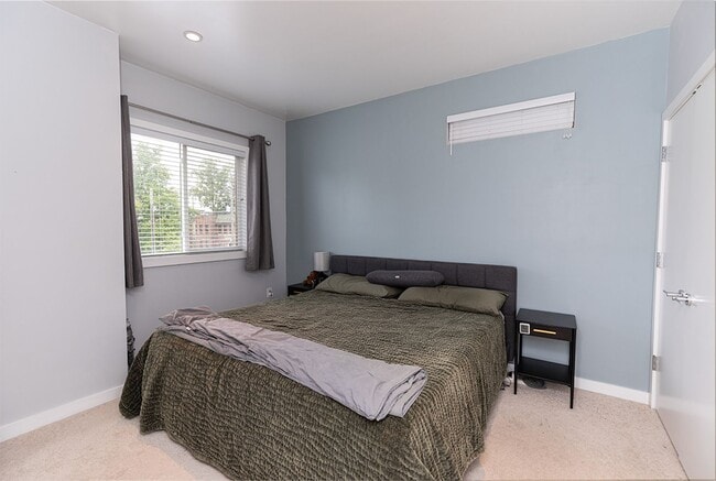 Building Photo - Large Upper Level 2 Bed/2.5 Bath Condo with Parking Near Brookland Metro