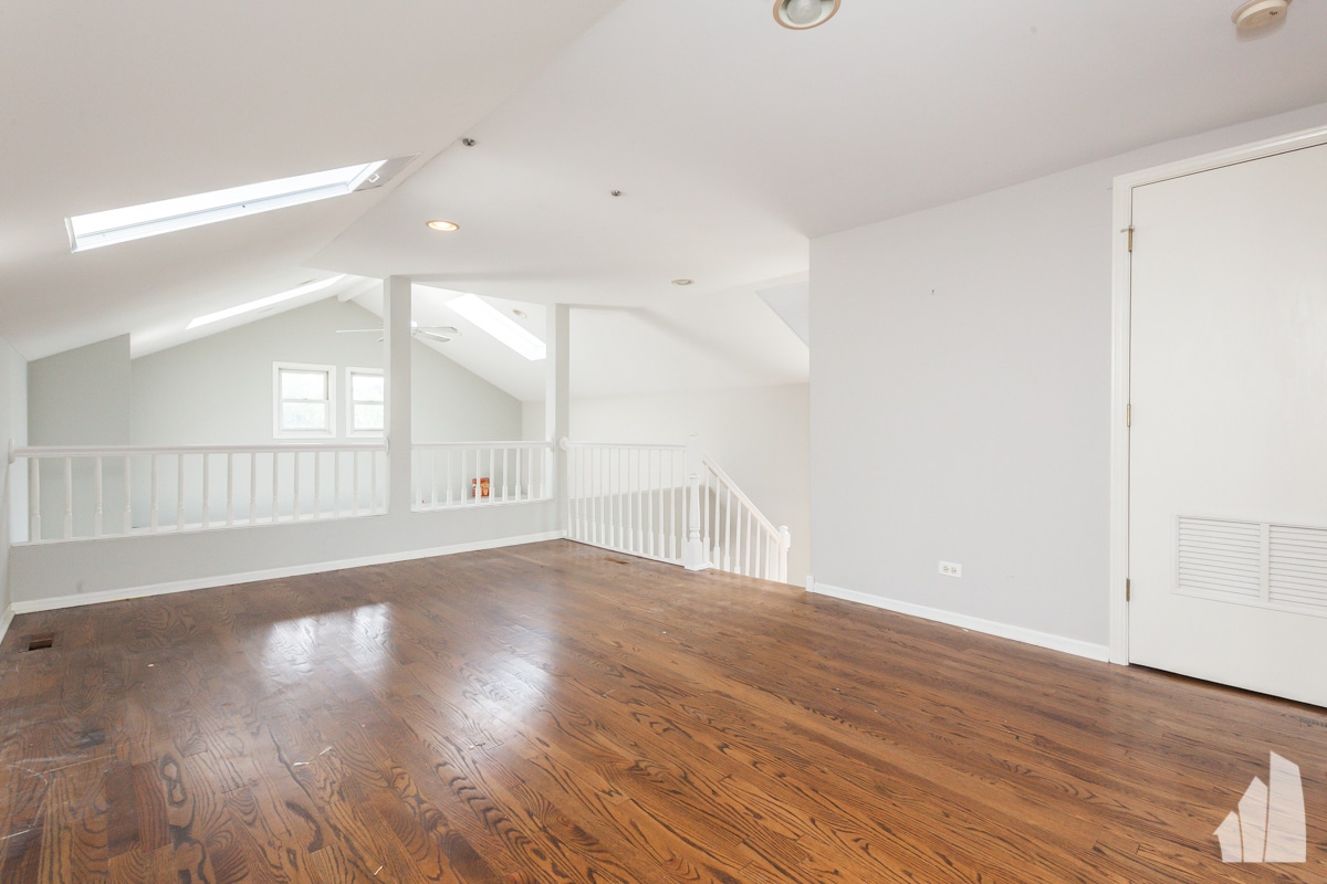 Building Photo - 1038 N Marshfield Ave