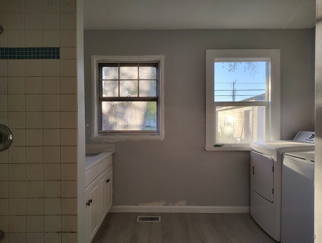 Building Photo - 434 Kenyon Ave