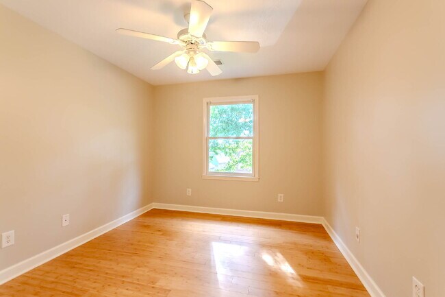Building Photo - 5 Bedroom Home in Hermitage! Backs Up To T...