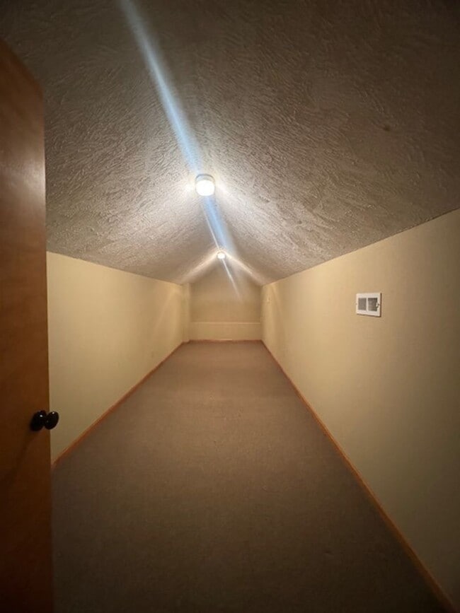 Building Photo - Southeast/Oak Grove Area!