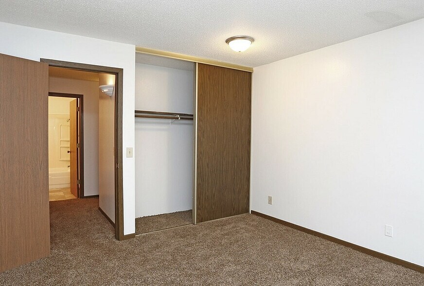 Building Photo - The Oaks Apartments
