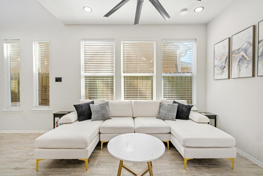 Building Photo - 3518 Dennis St