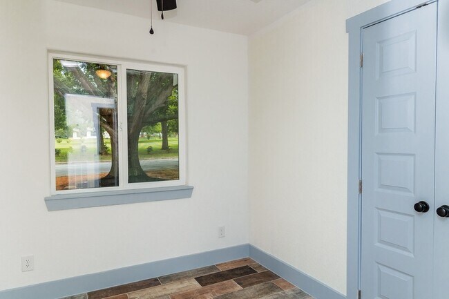 Building Photo - 811 Matchett St