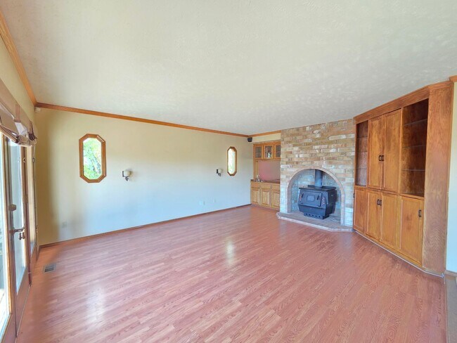 Building Photo - $3,800 - 5 Bed / 4 Baths Stunning Northwood Home with Views