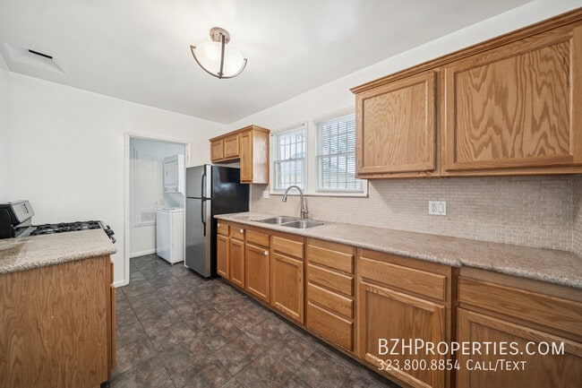 Building Photo - 7758 Rosewood Ave