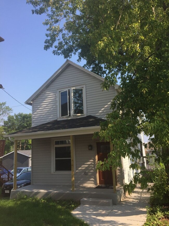 Building Photo - 1414 1/2 Jefferson Street - Available June! - Income Restricted Unit