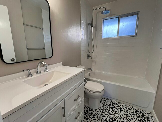 Building Photo - 2047 Montecito Ave