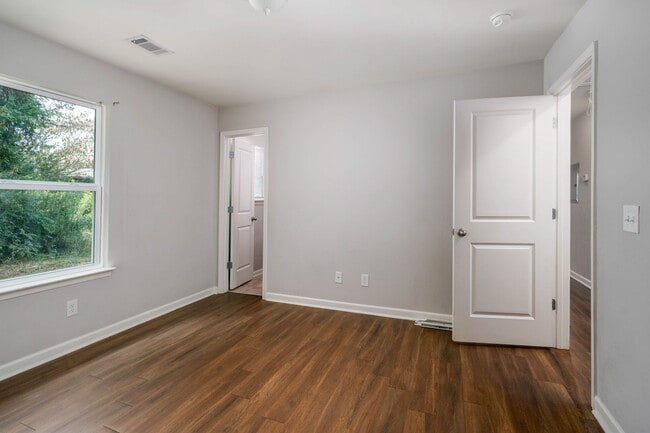 Building Photo - Nice 3 Bed 2 Bath House Available Now! Cal...