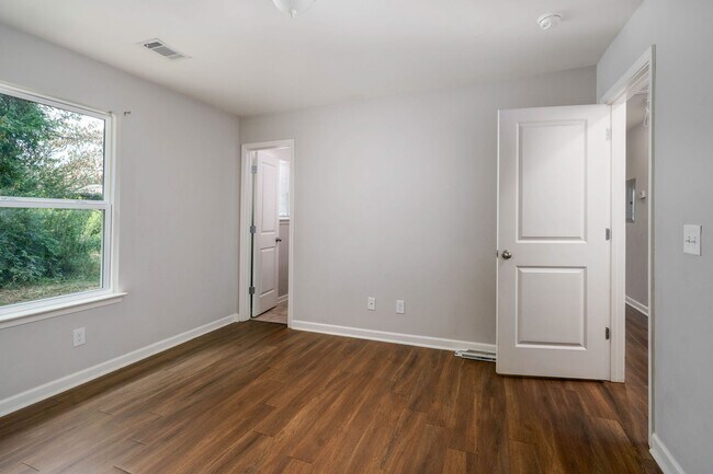 Building Photo - Nice 3 Bed 2 Bath House Available Now! Call to Schedule a Tour!