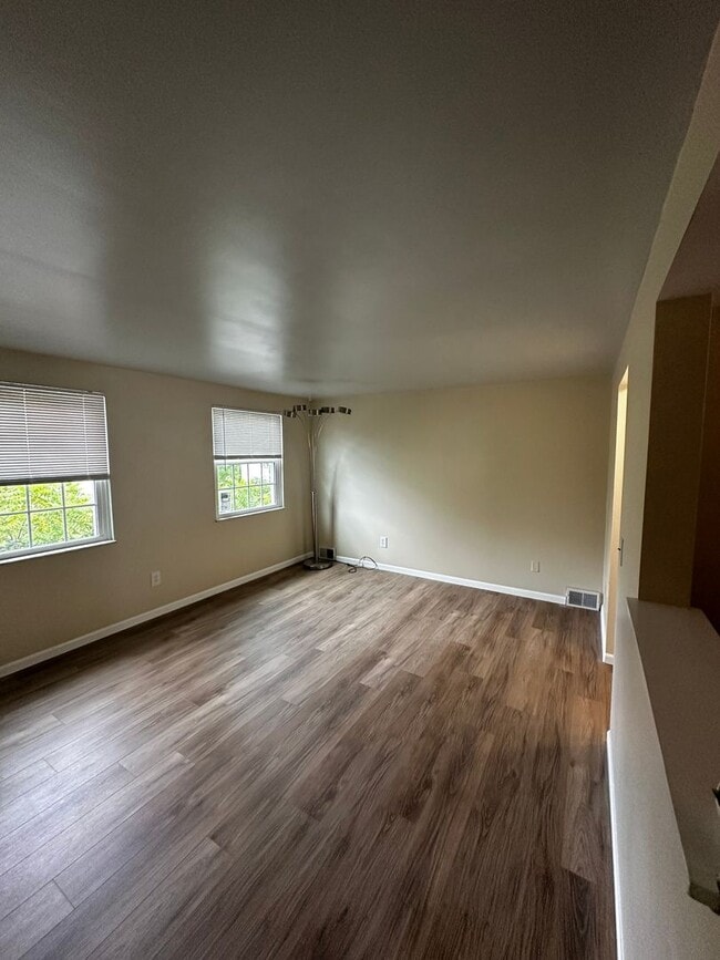 Building Photo - Charming 2 Bedroom Townhouse Available Now...