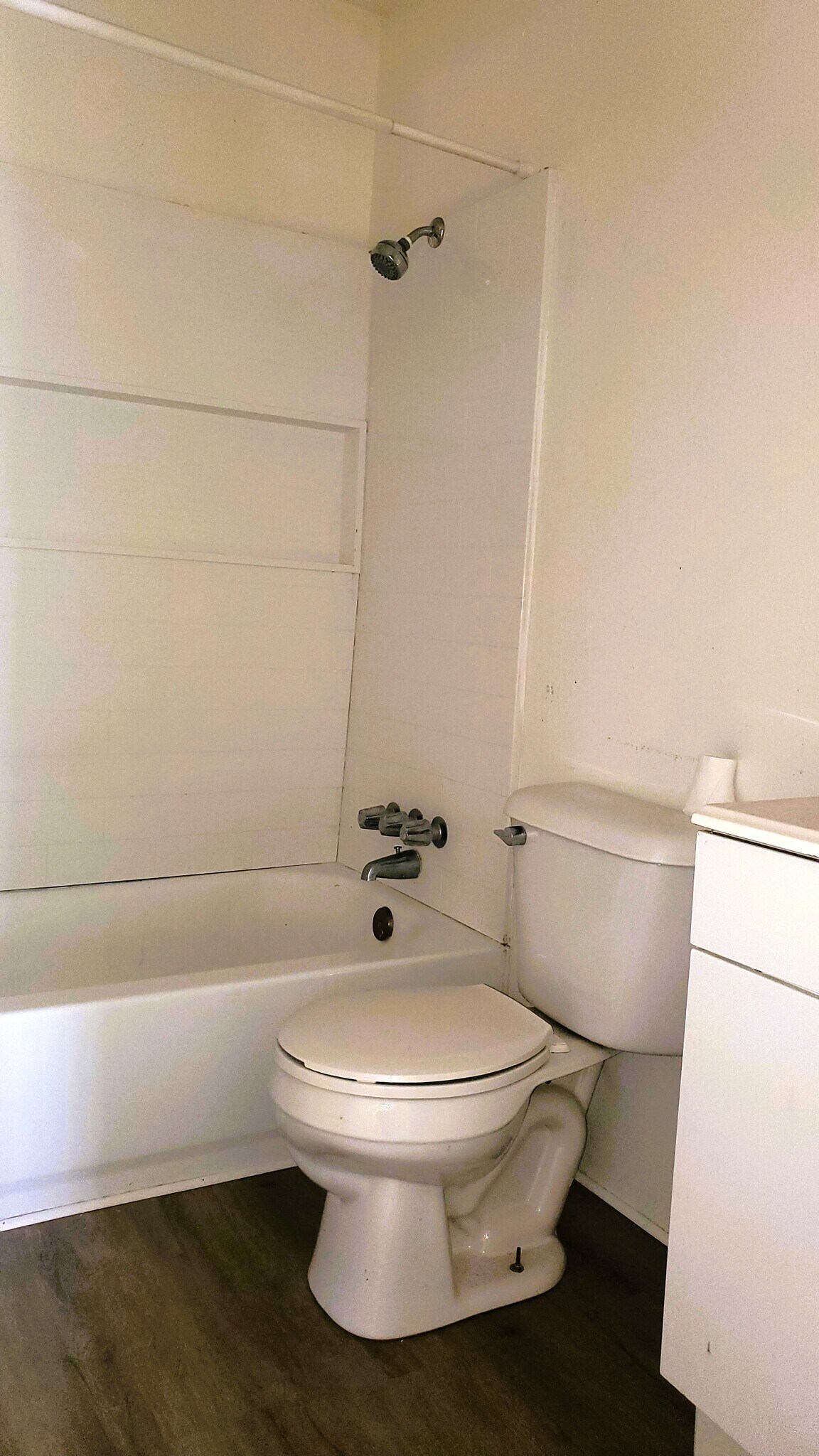 Building Photo - 905 W 7th St