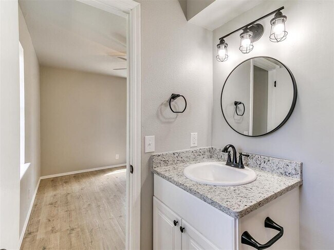 Building Photo - 502 N Oak St