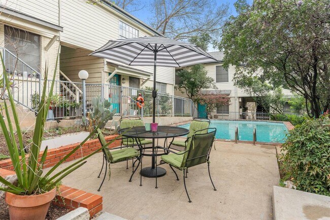 Building Photo - 3902 Peterson Ave