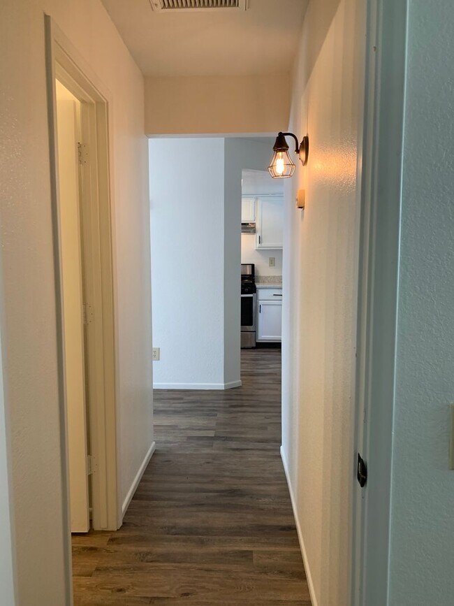 Building Photo - 3 bedroom 2 bath