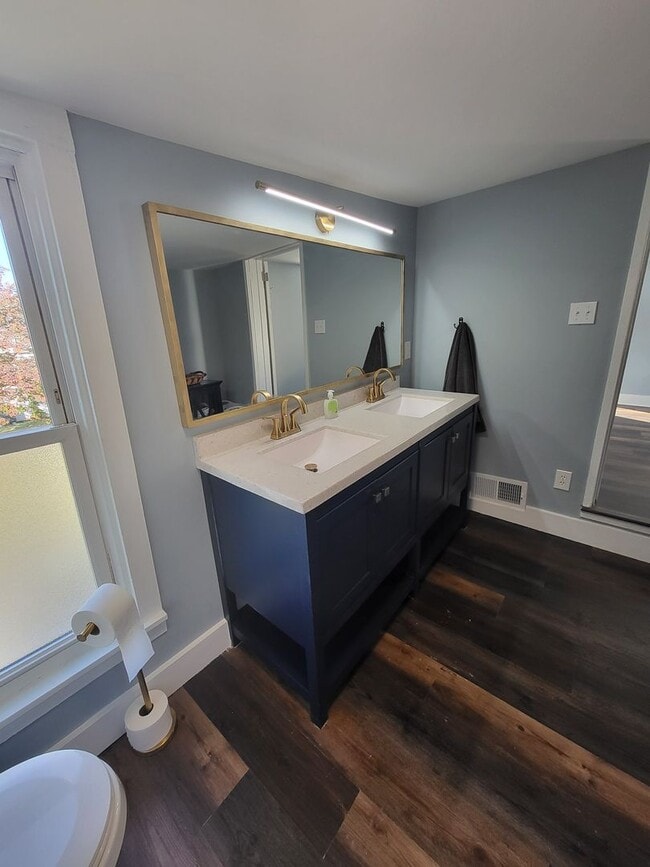 Building Photo - Fully Furnished Single Family Home In Akron