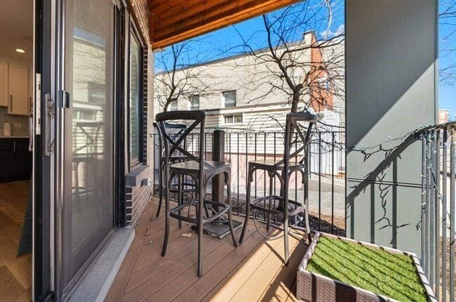 Building Photo - 946 Saratoga St