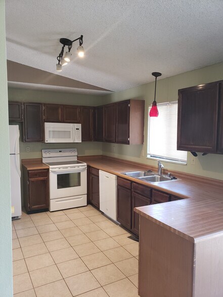 Building Photo - 2120 Heathercrest Dr