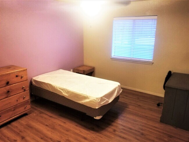 Building Photo - 2bd/2ba West-Flagstaff Condo -End-Unit - N...