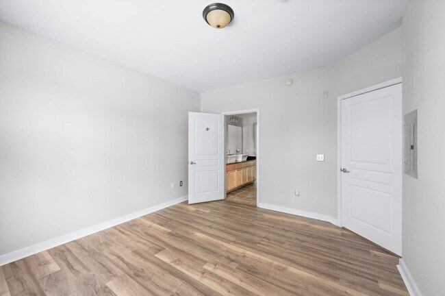 Building Photo - Spacious 3BR/2BA end unit at Bristol West ...