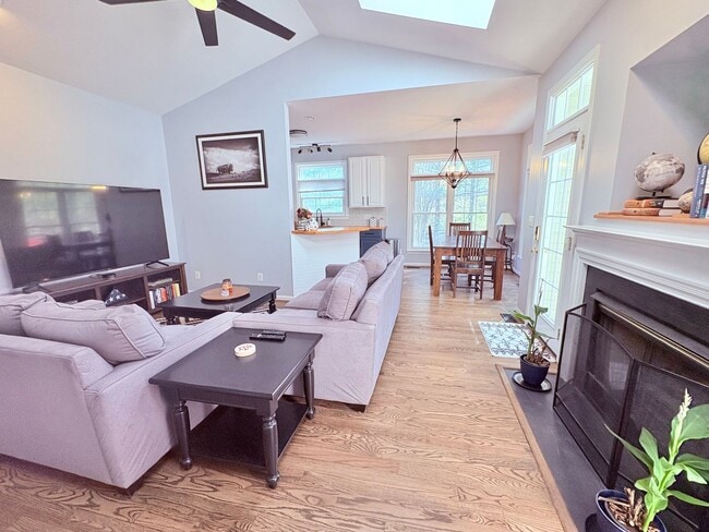 Building Photo - FREDERICKSBURG - MINUTES TO VRE - EASY COMMUTE TO QUANTICO!