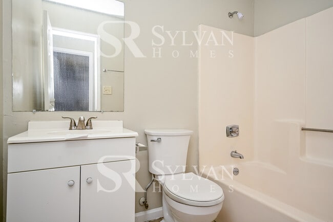 Building Photo - The living is easy in this 3 bedroom, 2 bathroom home