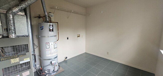 Building Photo - Great Stafford Glen Upstairs Condo