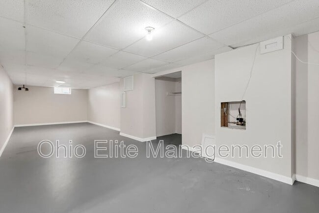 Building Photo - 1028 S Harris Ave