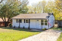 Building Photo - THREE BEDROOM/ONE BATH - CONVENIENT LOCATION!