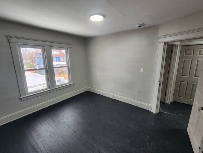 Building Photo - Charming 3-Bedroom Property in Prime Location (Section 8 Vouchers Accepted)