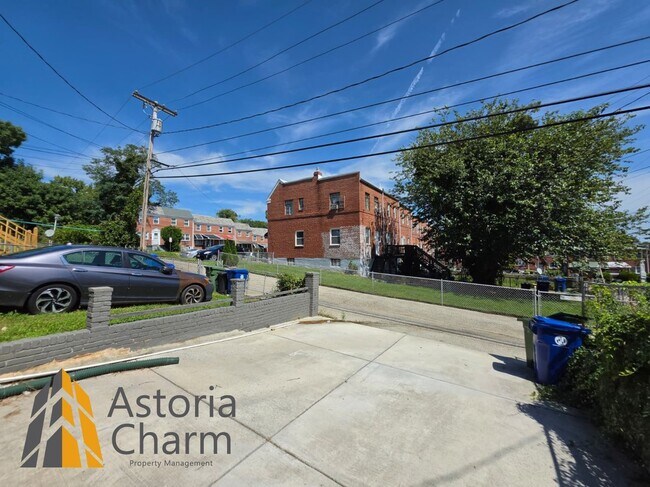 Building Photo - 1015 Lyndhurst St