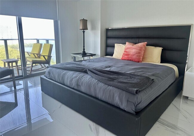 Building Photo - Luxury 2BR + Den Residence with Panoramic ...