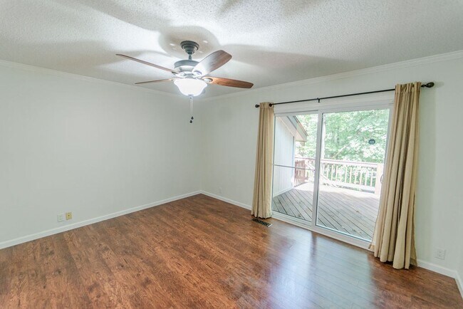 Building Photo - Come and enjoy your stay at this clean and...