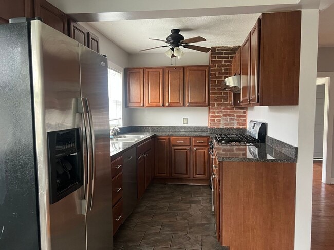 Building Photo - 3 bed 2 full bath -one level house in Jone...