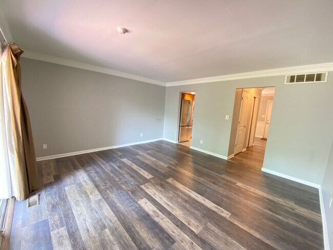 Building Photo - River-front condo, UA schools, 2 BR/1.5 BA