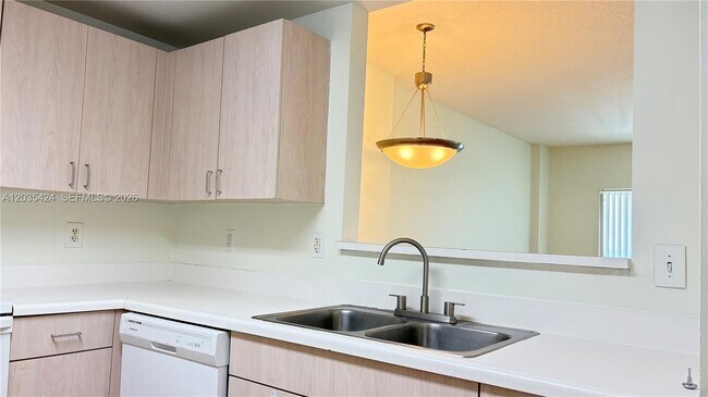 Building Photo - 50 Menores Ave